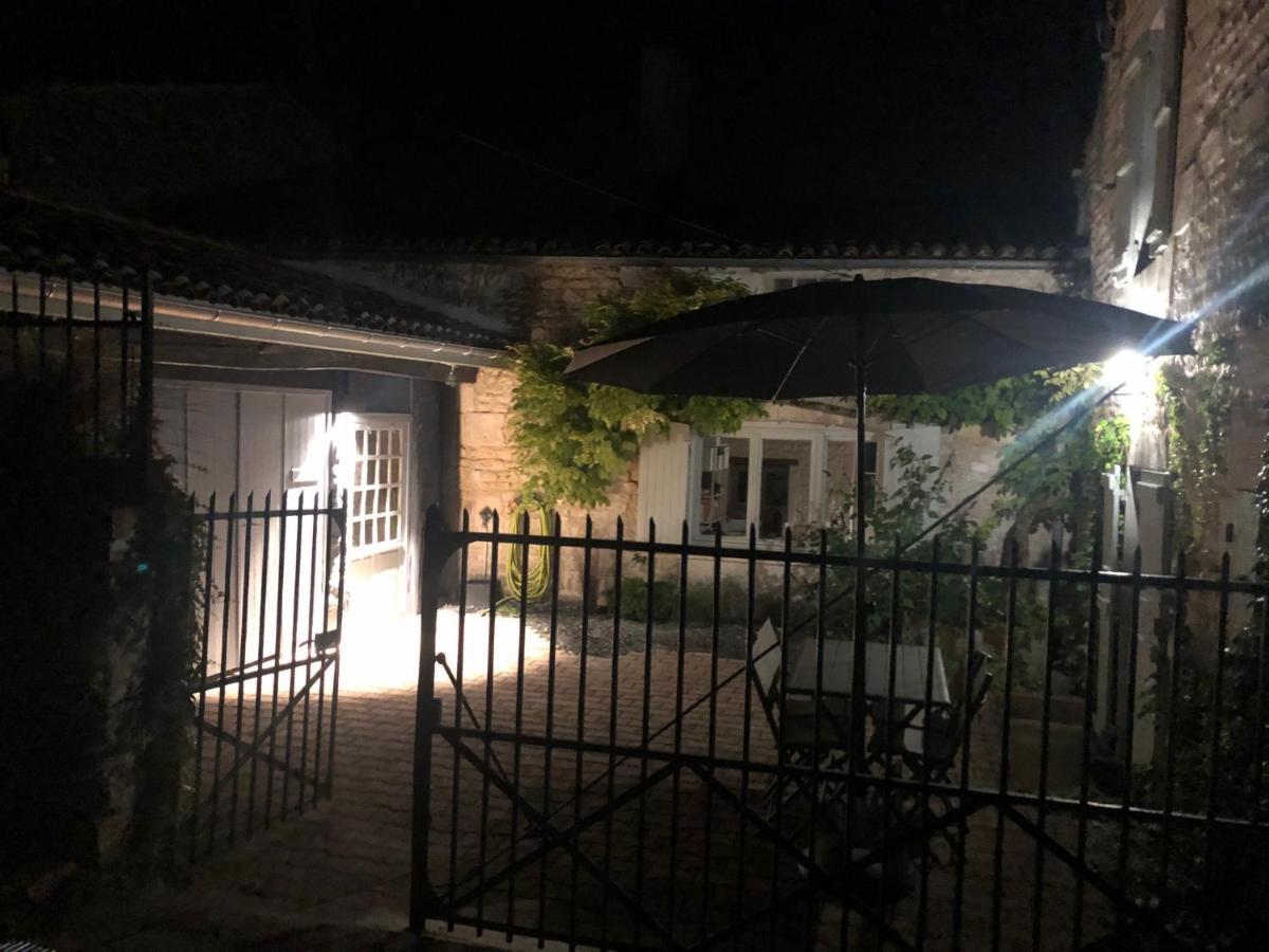 Gite Du Presbytere Port D'Envaux, Ravissante Maison De Charme Ngoại thất bức ảnh